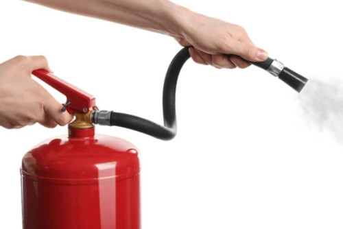 Como se usa el extintor moviendo en zig zag para apagar un incendio