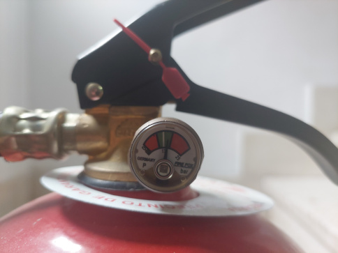 Manómetro de un extintor de incendios mostrándonos la presión correcta que tiene